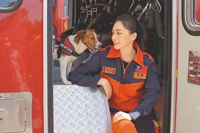 7月代言人邹匀蓁防疫期间协助卫生局联繫派遣救护车，将染疫民眾送往检疫所。（新北市消防局提供）