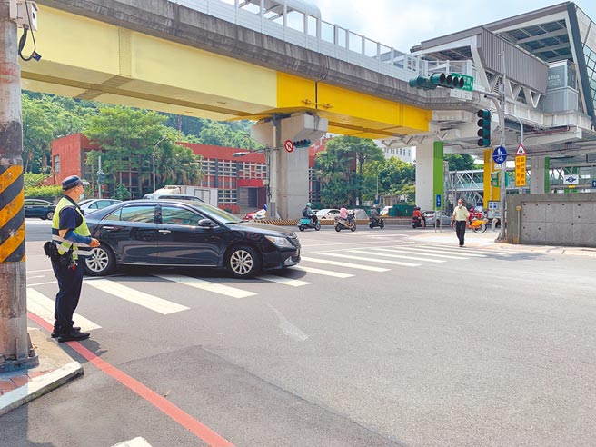 新北市警察局执行「护老专案」，长者贪图方便违规穿越马路6744比去年同期减少3740件、约35％。（新北市警察局提供／陈慰慈新北传真）