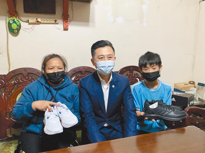 13歲男孩小慶的「心願卡」是希望幫媽媽買雙新球鞋，超暖心願望讓送禮的新竹市長林智堅（中）紅了眼眶。（陳育賢攝）
