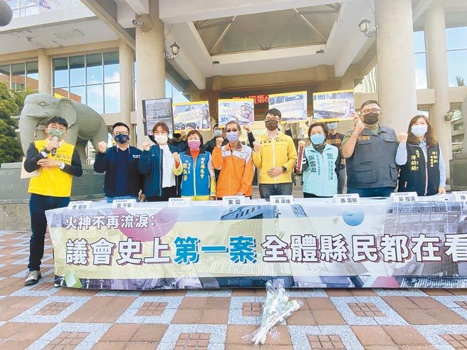 彰化縣議員吳韋達（右四）提案制訂《彰化縣7層以上公寓大廈管理維護自治條例》草案，獲三分之一席次議員簽名連署，並獲各黨代表表態支持；這也是彰化縣議會成立70年來，首度由縣議員主動提案制訂的自治條例。（謝瓊雲攝）