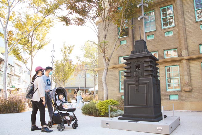 嘉義市立美術館與國立台灣文學館首次跨界合作，推出「更名者遊途」戶外展，打破傳統室內布展框架，在嘉美館古蹟棟庭院等4地呈設展品，並結合線上語音QR Code，讓民眾透過街區走讀，認識日據時期的嘉義市。（嘉義市政府提供／呂妍庭嘉義傳真）