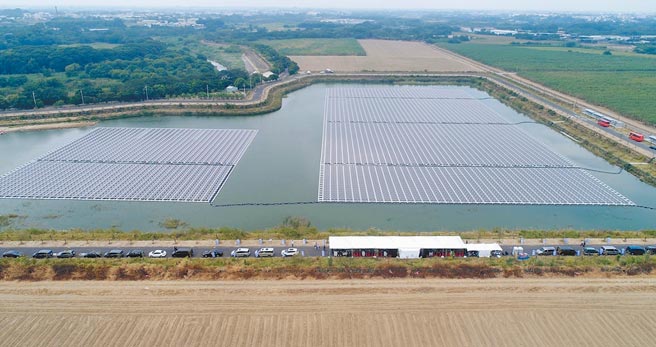 台康日能科技公司在嘉義縣中埔鄉公館滯洪池打造浮力式太陽能發電系統，近期將透過泓德能源集團旗下的星星電力公司，將534萬度綠電轉供給玉山銀行。（嘉義縣政府提供／呂妍庭嘉義傳真）