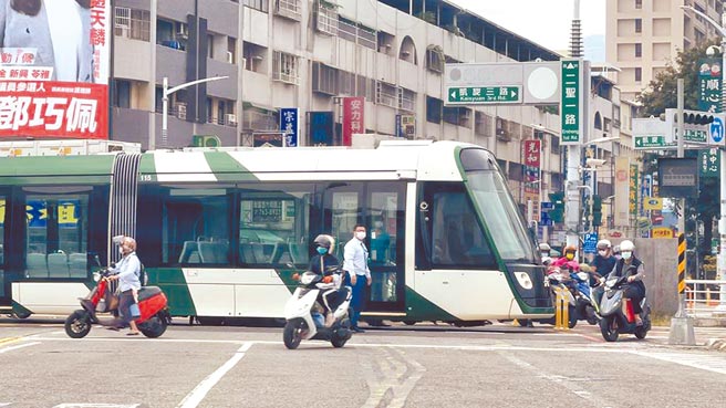 高雄輕軌列車11月29日中午12時37分許，行經凱旋和二聖路口時遭1名女騎士擦撞，所幸車上3乘客僅受虛驚，無人受傷。（本報資料照片）