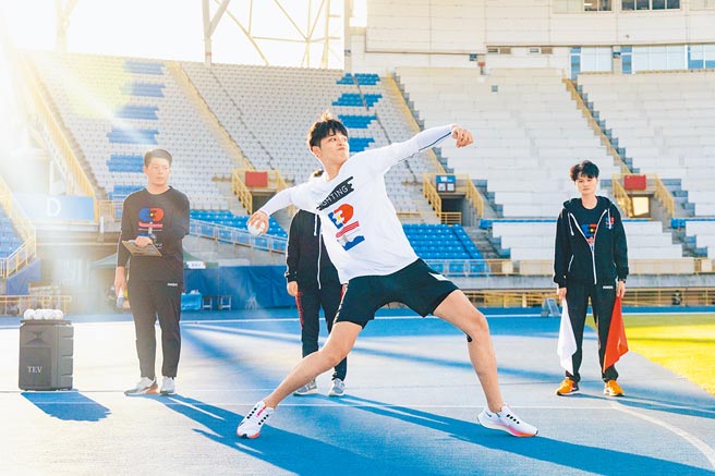 有籃球、棒球選手背景的伊林娛樂新星王品澔，在《全明星運動會3》壘球擲遠測試時「一擲驚人」。（好看娛樂提供）