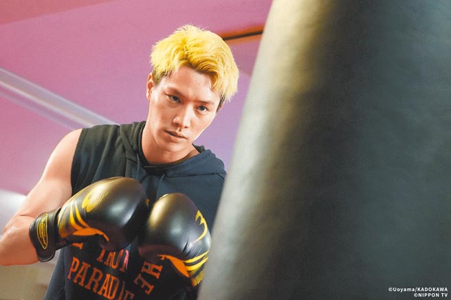 铃木伸之为饰演《不良少年与白手杖女孩》中「狮子王」一角，染了一头金髮。（friDay影音、KKTV提供）