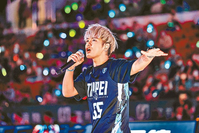 鼓鼓演唱為勇士籃球隊打造的年度主題曲〈喊聲〉。（臺北富邦勇士提供）