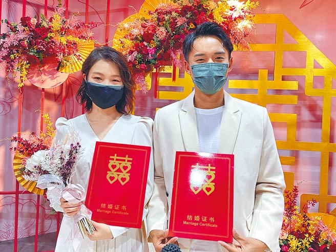 陈泽耀（右）跟云镁鑫昨日完成结婚注册。（摩尔娱乐有限公司提供）