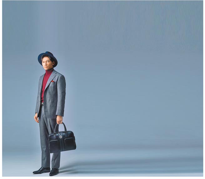 温升豪身穿义大利精品Stefano Ricci合身西装，手拎鱷鱼皮公事包，完美诠释《茶金》名流仕绅形象。（JOJ PHOTO摄）