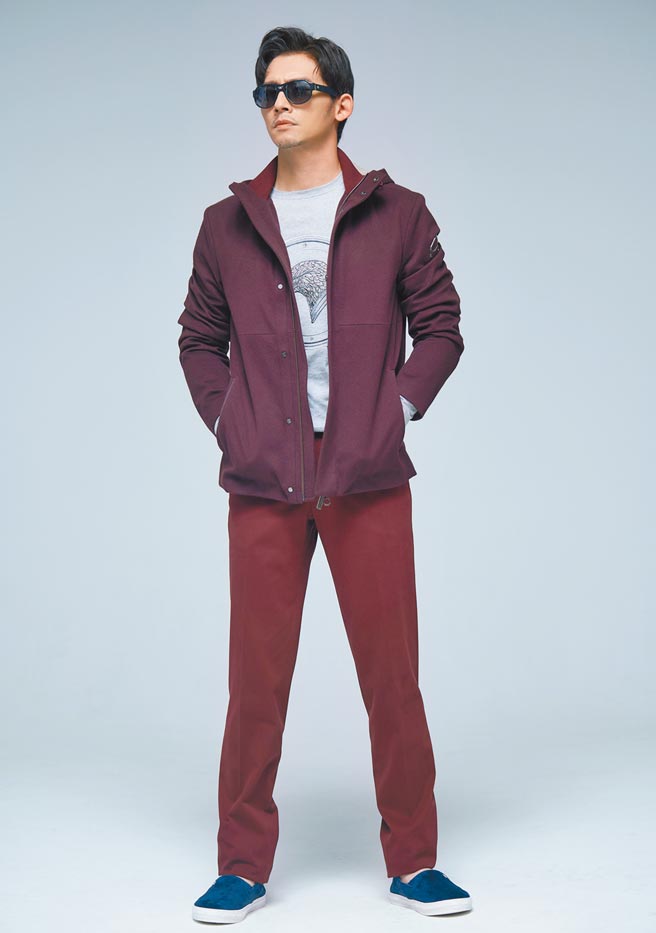 温升豪交友广阔，拍《茶金》期间地方好友为他加油打气，吃遍地方美食，增胖3公斤。穿Stefano Ricci休閒装，流露上流社会的奢华休閒品味。（JOJ PHOTO摄）