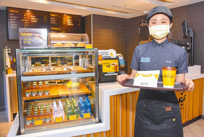 欢庆麦当劳McCafe再添五星咖啡师，12月8日全日将于11家McCafe，推出「经典那堤买1送1」。（麦当劳提供）