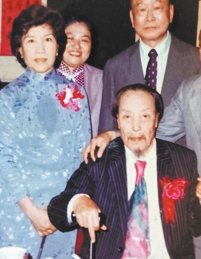 父親九十壽辰，左邊是我母親。（裴在美提供）