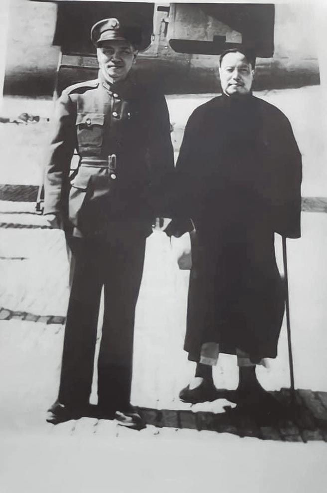 1946年裴鳴宇授「民族救星」旗予蔣公後合影於濟南機場。（裴在美提供）