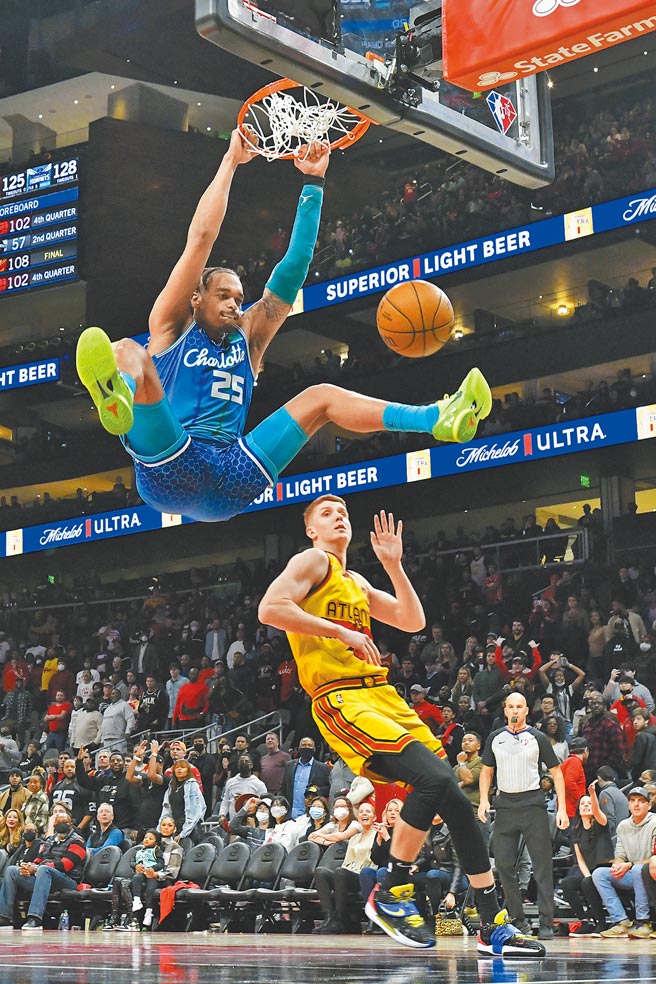 黄蜂前锋华盛顿双手爆扣，让对手连忙闪躲。（美联社）