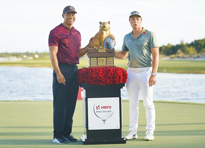 老虎伍兹(左)日前将英雄世界挑战赛冠军奖杯颁发给霍夫兰(右)，今天宣布復出，并且与儿子查理携手参加18日开打的PNC锦标赛。（美联社资料照）