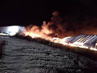 苗栗塑膠工廠大火 火勢延燒10多小時、5分之1廠房被燒毀