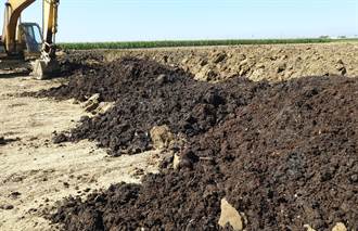 嘉義義竹鄉農地埋黑土飄臭味被檢舉 疑用到有機肥半成品
