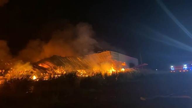 通霄鎮萬能企業塑膠工廠發生火災，火勢猛烈已經延燒1個多小時。（翻攝照片／李京昇苗栗傳真）