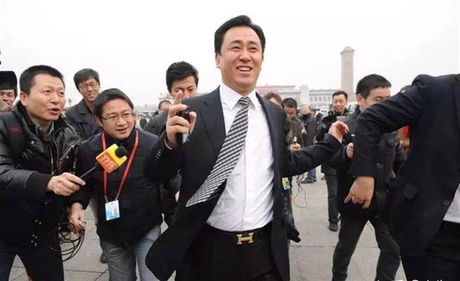 许家印成为首富后，经常是媒体追逐採访的对象。他最着名的照片就是这张在北京参加「两会」时在天安门广场上被拍到的照片，因此获得「皮带哥」的称呼。 （图／网路）