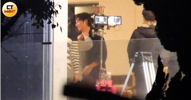 穿著寬鬆外衣的溫昇豪，助理正在幫他整理服裝。（圖／攝影組）