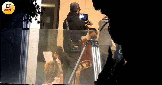 開拍前隋棠疑似拿著劇本在做最後翻閱。（圖／攝影組）