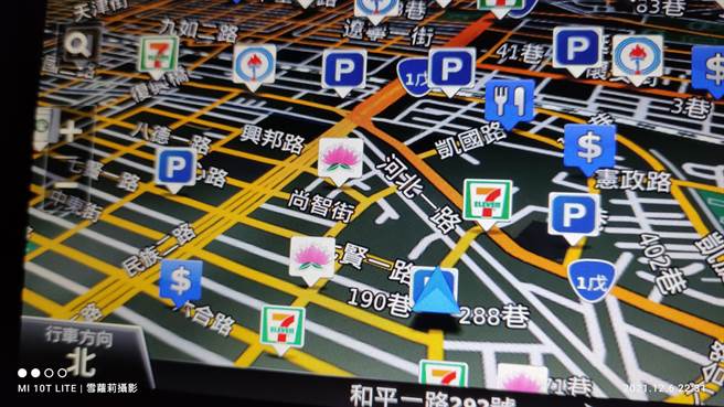 一名女网友表示，近日开车使用导航时，意外发现一朵朵的莲花，她感到十分困惑，不少网友则回应，莲花通常代表是有提供素食的店家。（图／翻摄自爆废公社）