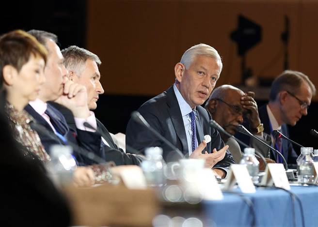 加拿大驻陆大使鲍达民（中）。（环球时报）