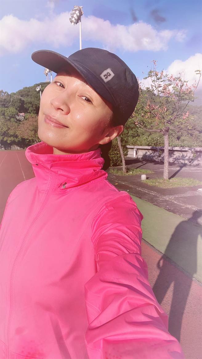 方文琳气色红润、肌肤白皙，丝毫没让岁月在脸上留痕迹，56岁顏值嫩到逆天。（图／取材自方文琳脸书）