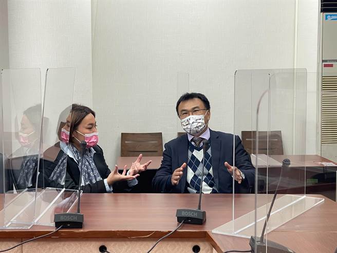 立委陈玉珍建议陈吉仲主委放宽离岛兴建「农舍」的规定，以切合实际和减少民怨。（立委陈玉珍办公室提供）