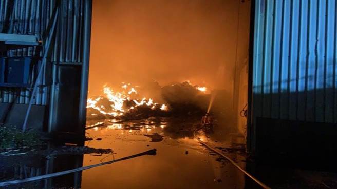 现场堆放大量环保回收物，导致火势一发不可收拾。（翻摄照片／李京升苗栗传真）