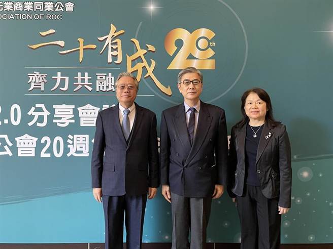 （左至右：信托公会理事长雷仲达、金管会主委黄天牧、信托公会秘书长吕蕙容。图／魏乔怡）