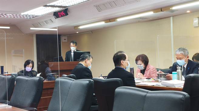 立法院社會福利及衛生環境委員會今天邀請勞動部針對「Omicron變異病毒威脅下，如何精進外籍移工管理及強化其職安保障」等議題專案報告。（林良齊攝）
