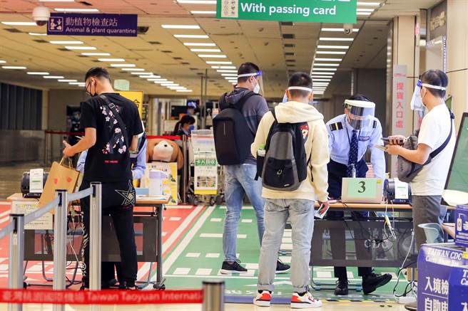 農曆年專案即將到來，為了協助許多會在農曆年期間返國的國人，指揮中心開放民眾可預約集中檢疫所，但恐怕會排擠移工的集中檢疫床位。圖為桃園機場入境旅客。（資料照，陳麒全攝）