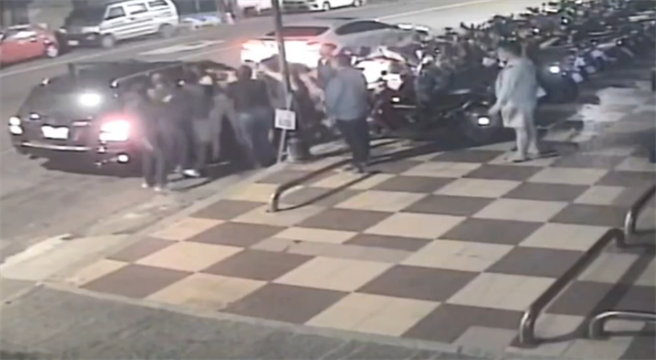 翁姓男子一下车随即遭严姓男子等人围上。（翻摄照片／洪靖宜高雄传真）