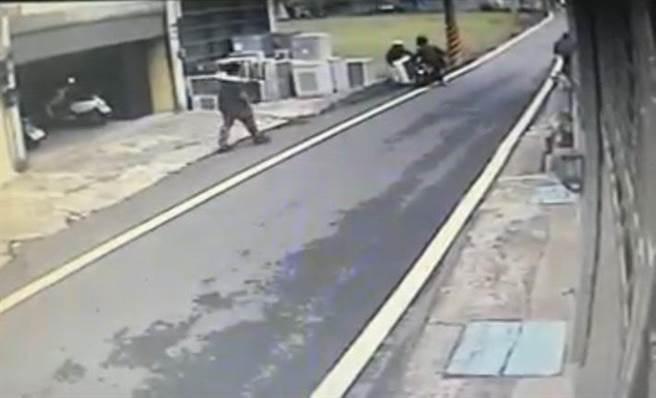 苗栗縣頭份市宋姓、陳姓兩名竊賊企圖偷竊冷氣機未遂。（讀者提供／謝明俊苗栗傳真）