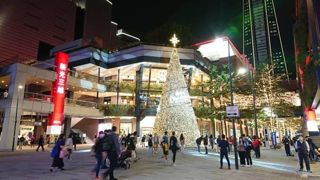 年底有惊喜﹗为迎接耶诞节、满足尾牙採购礼品需求，新光三越趁冬换季7折起，于今（8日）起至26日推出「耶诞欢乐送！人人有礼 千金大放送」（新光三越提供）