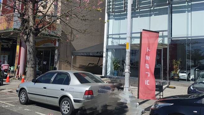 一名女子控诉，车子停在特斯拉展示中心前停车格，竟然被举报挡到出入口，令她傻眼。（图／翻摄自爆料公社）