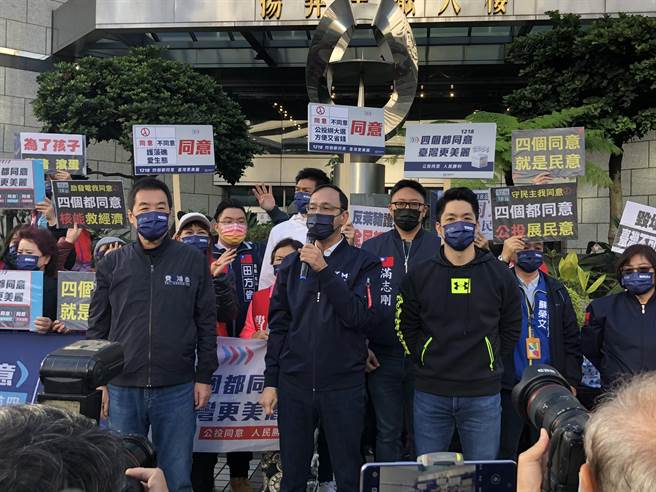 国民党主席朱立伦今天和党籍立委费鸿泰、蒋万安在台北市街头公投宣讲，吸引不少上班族目光，有人更停下脚步拍照。（赵婉淳摄）