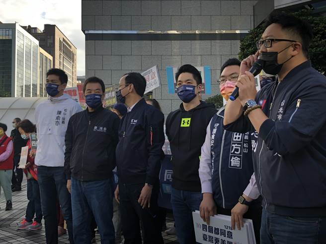 国民党主席朱立伦今天和党籍立委费鸿泰、蒋万安在台北市街头公投宣讲，吸引不少上班族目光，有人更停下脚步拍照。（赵婉淳摄）