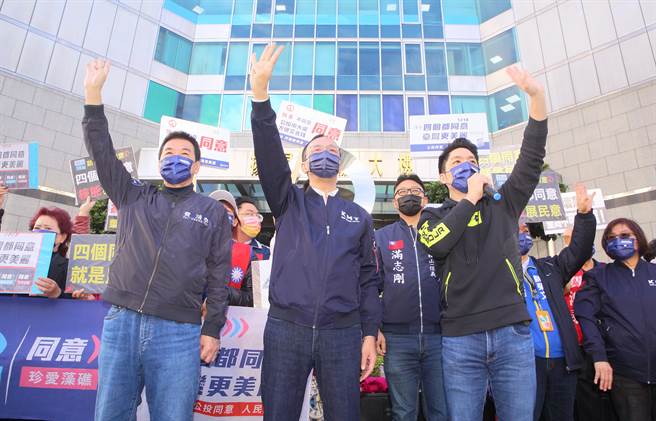 国民党主席朱立伦（前排中）与台北市立委蒋万安（前排右）、费鸿泰（前排左）等人8日一同出席「1218蚂蚁雄兵 公投宣讲」活动，在捷运站出口旁向民眾宣讲，呼吁大家4项公投案投下同意票。（张铠乙摄）