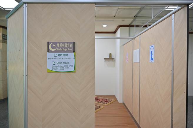 祈祷室门口明确标示中英文使用时间。（彰基提供／吴敏菁彰化传真）