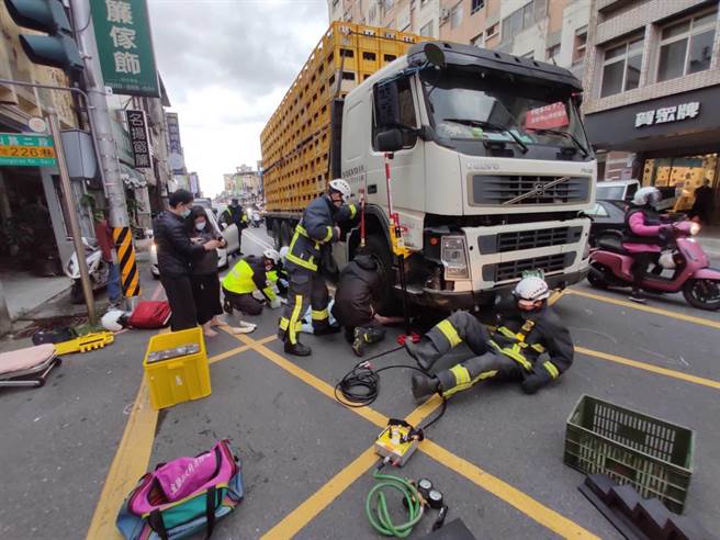 宜兰高中张姓学生遭联结货车辗伤，张生送医后目前无生命危险。（民眾提供／李忠一宜兰传真）