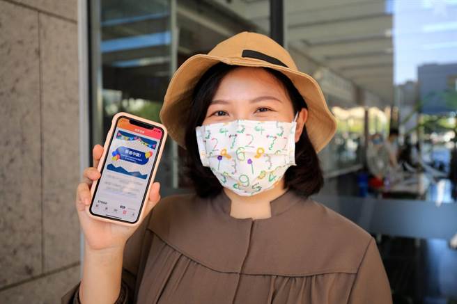 「像是天上掉下来的礼物！」中百万现金的陈小姐表示，今年结婚生子，九月才从国外回台湾定居。（台中市府提供／卢金足台中传真）