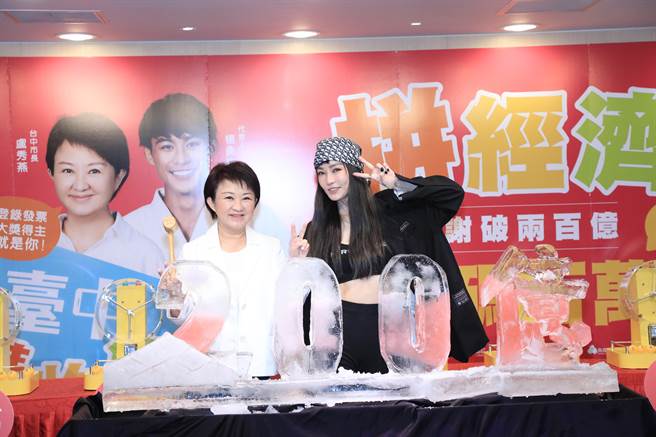 「2021台中购物节」进入最后倒数阶段，许久不见的「姊姊」谢金燕上周末惊喜现身，和市长卢秀燕「双燕合体」，抽出2位加码百万的幸运儿。（卢金足摄）