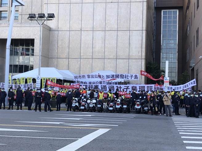 社子岛居民权益促进会要求环评加速。（杨亚璇摄）