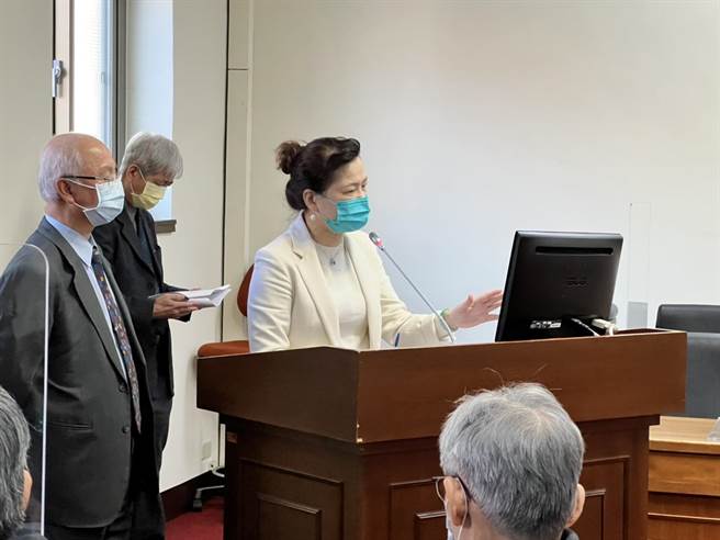 立委持续关切国营事业员工调薪幅度是否跟进公务人员，经济部长王美花今天承诺，国营新进员工的调幅至少会有4％。(图／王玉树摄)