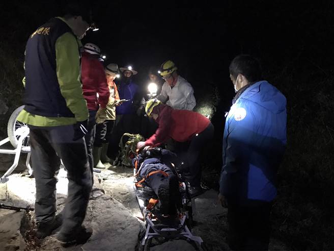 一名67岁山友昨天晚上入住排云山庄时疑似中风，救援队伍漏夜将其背负下山。（嘉县消防局提供／张亦惠嘉县传真）