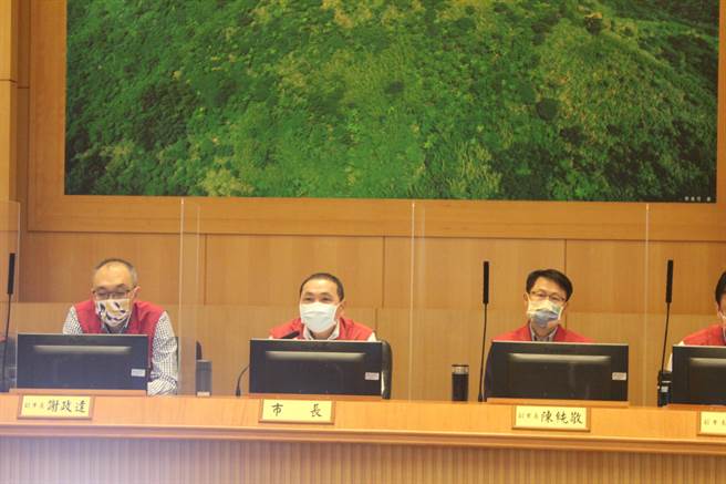 新北市長侯友宜(中)在市政會議上指示，機動疫苗接種站只要有需要仍要繼續設。(陳慰慈攝)