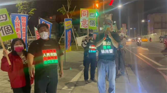 前罢捷发言人徐尚贤等人近日随垃圾车放送「支持民进党，四项公投就要投同意」，未料却遭绿营按铃控告。（柯宗纬翻摄）