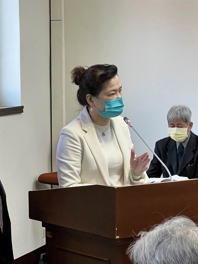 物价涨不停，即使货物税调降仍挡不住，经济部长王美花表示，会去对大宗物资业、卖场与餐饮后端零售业做成本访查。(图／王玉树摄)