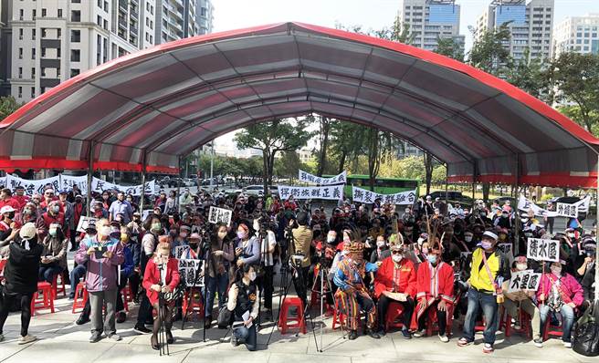 今天上午来自全台各地近500位原住民，到台中市议会陈情争取居住正义。（陈世宗摄）